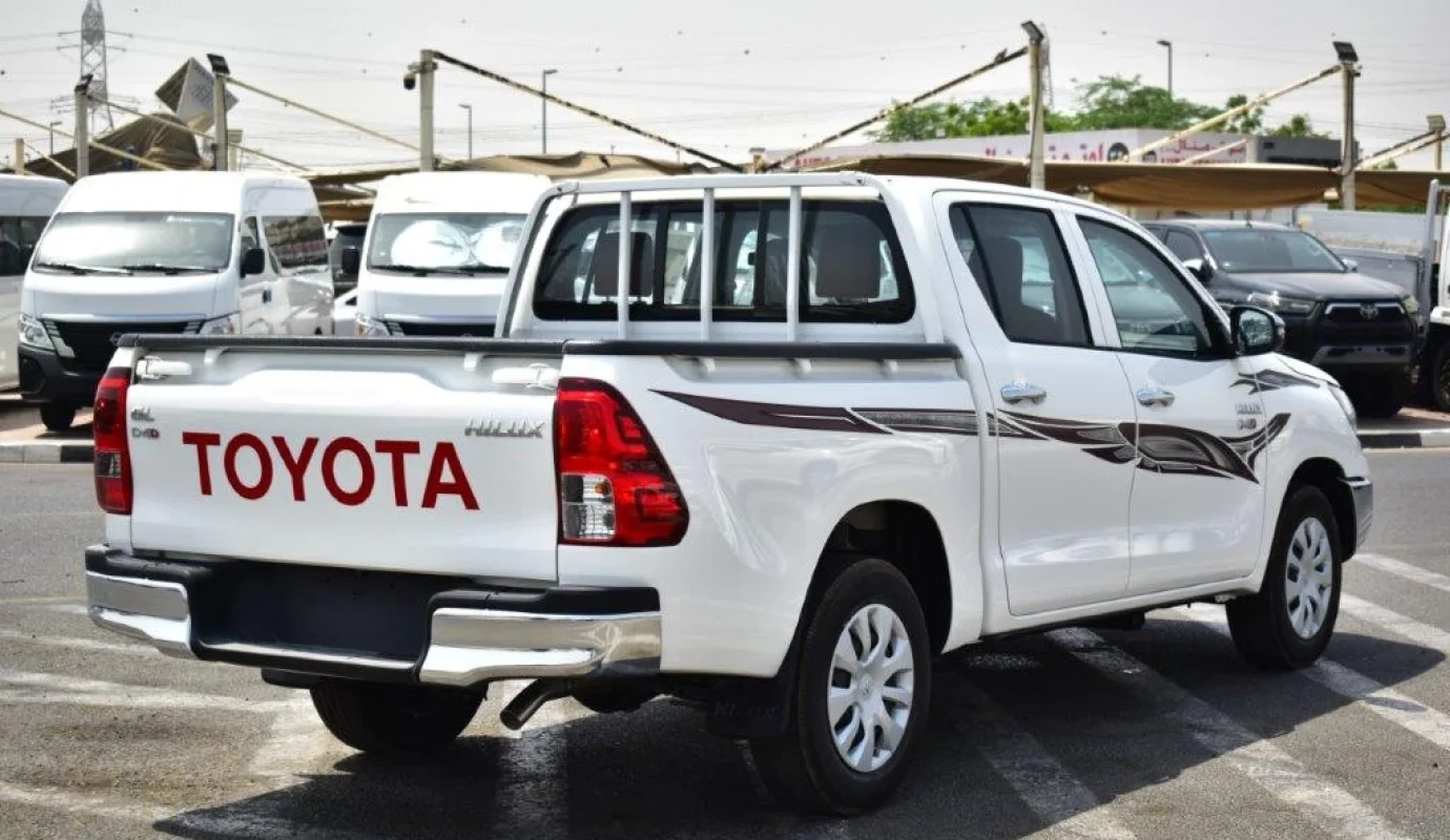 2025 TOYOTA HILUX DOUBLE CAB GL 2.4L DIESEL 4X2 5-SEATER MT