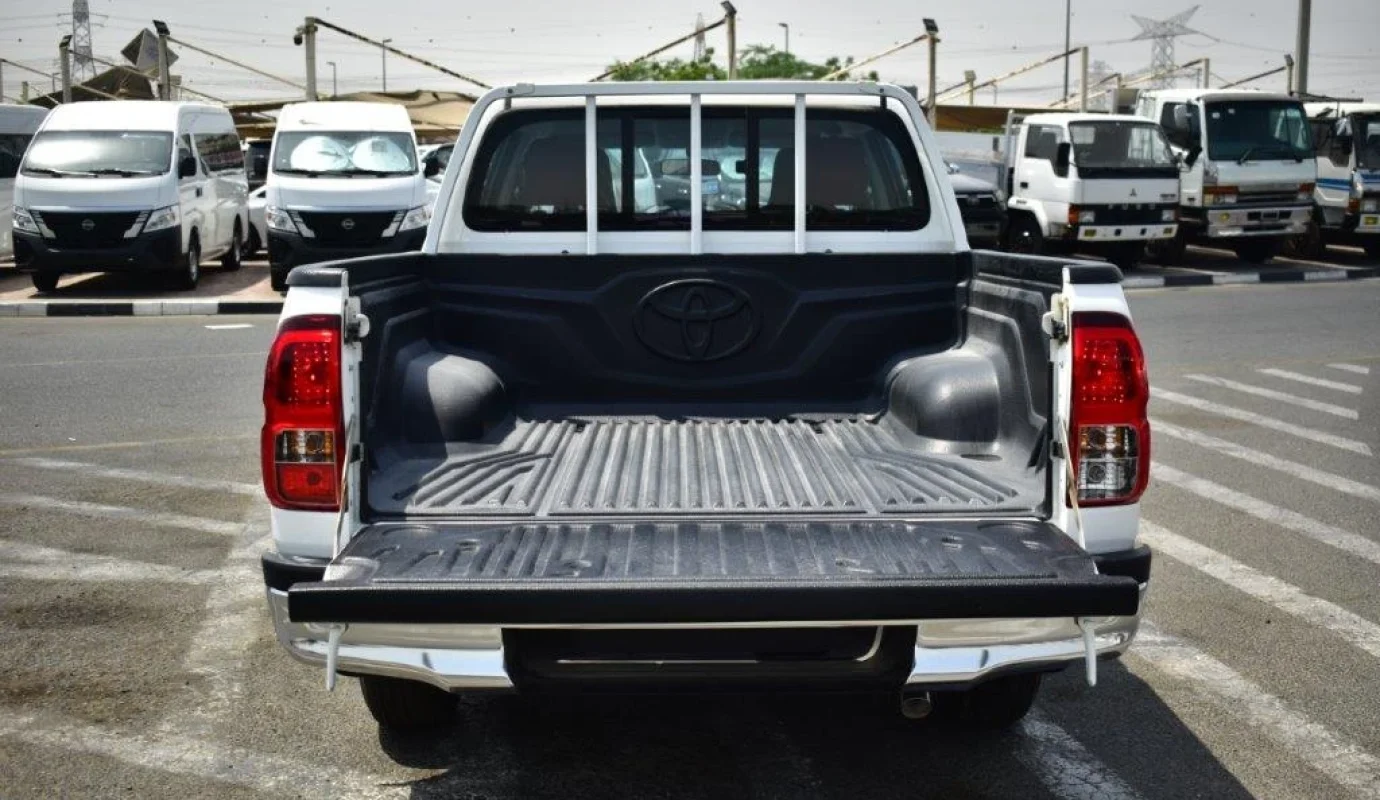 2025 TOYOTA HILUX DOUBLE CAB GL 2.4L DIESEL 4X2 5-SEATER MT